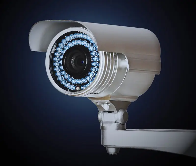 en la imagen se aprecia un camara de video vigilancia rotativa