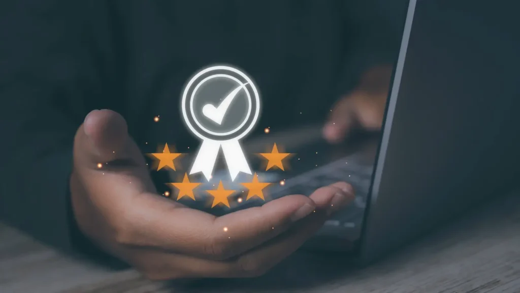 imagen de una mano con un icono que manifiesta un certificado de calidad